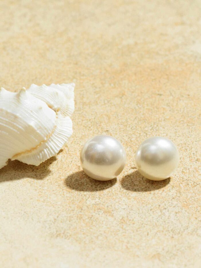 Elegant Round Pearl Delights: Sophisticated Earrings with Lustrous Pearls.