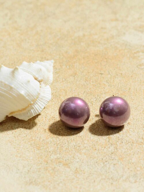 Elegant Round Pearl Delights: Sophisticated Earrings with Lustrous Pearls.