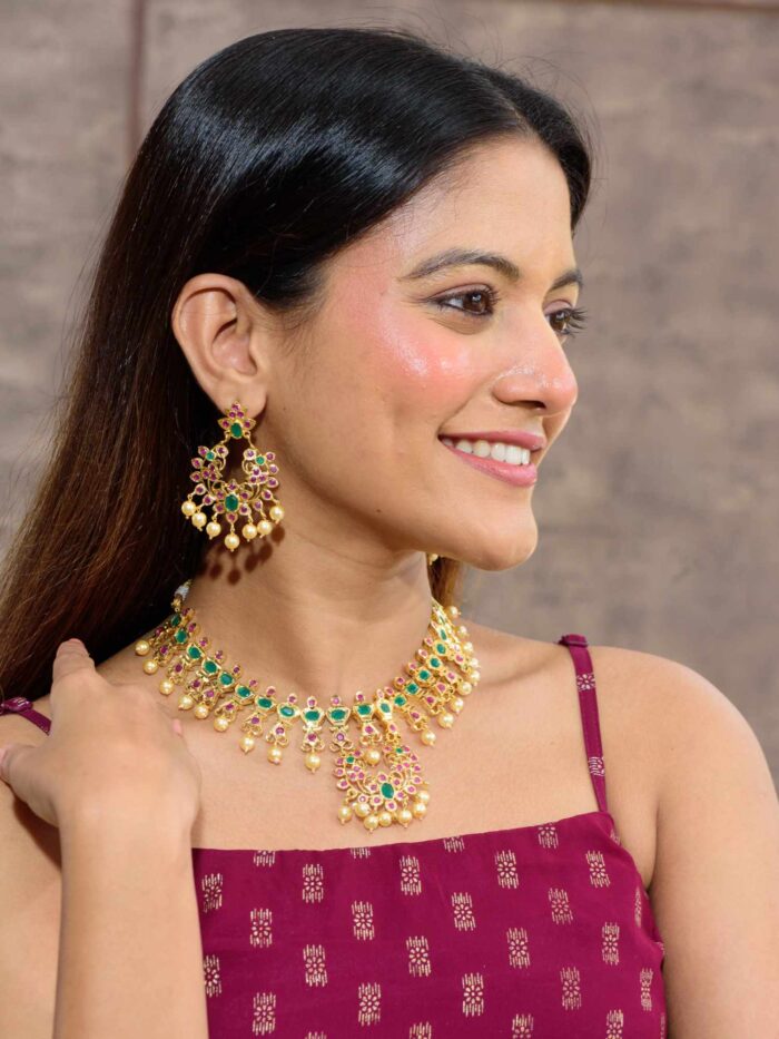 A Dazzling Neckpiece with Exquisite Red and Green Gemstone Embellishments