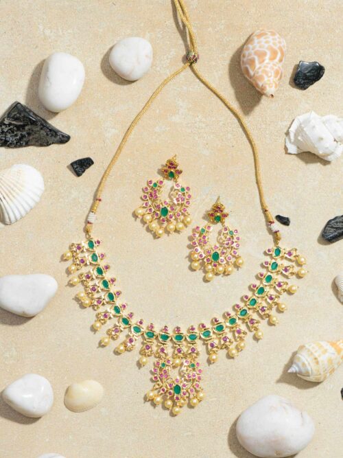 A Dazzling Neckpiece with Exquisite Red and Green Gemstone Embellishments